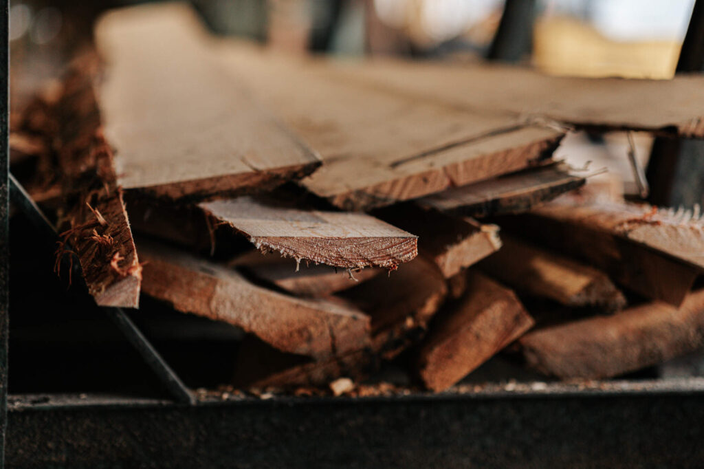 Stock de planche de bois brutes pour bardage - Scierie Olivier Saulnier